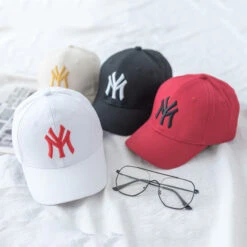 Casquette De Baseball Avec Des Lettres Brodées