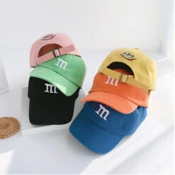 Casquette De Baseball Brodée Avec La Lettre M Et Un Sourire