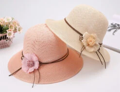 Chapeau Femme En Paille Avec Une Grosse Fleur