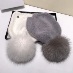Bonnet Ultra-doux Avec Un Pompon En Fourrure Détachable