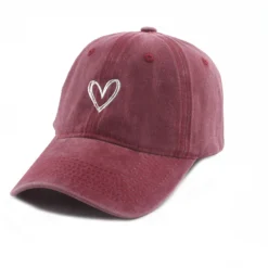 Casquette Effet Délavé Avec Une Broderie Coeur