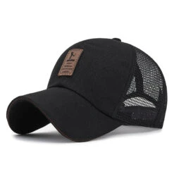 Casquette Noire Avec Rectangle En Cuir Et Maille Respirante