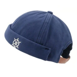 Bonnet Marin Avec La Barre D’un Navire Brodé Sur Le Côté
