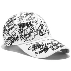 Casquette Blanche Avec Des Graffitis Et Une Visière Incurvée